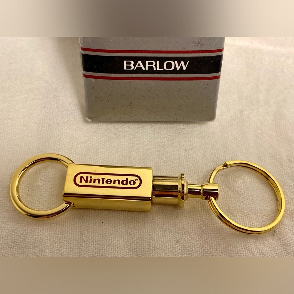 RARE Nintendo Key Chain Gold Tone NICE 1993 Employee Appreciation Gift Barlow